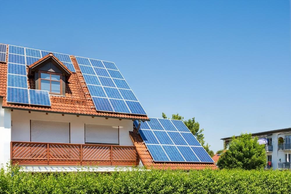 ¿Cuánto se ahorra con placas solares al mes? Ejemplos reales en España 2026